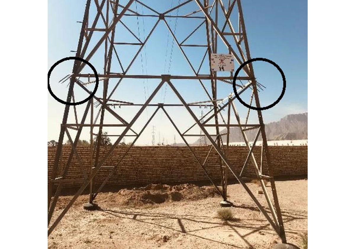 حفاظت افراد در تماس مستقیم و غیرمستقیم با برق 2 موانعی روی دکل ۶۳ کیلوولت برای جلوگیری از بالارفتن افراد عادی و نزدیکی به شبکه